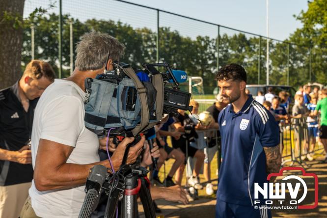 Jeugd de grote winnaar: handtekeningenregen na oefenduel PEC Zwolle – Al Jazira - &copy; NWVFoto.nl