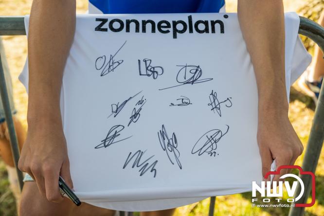 Jeugd de grote winnaar: handtekeningenregen na oefenduel PEC Zwolle – Al Jazira - &copy; NWVFoto.nl