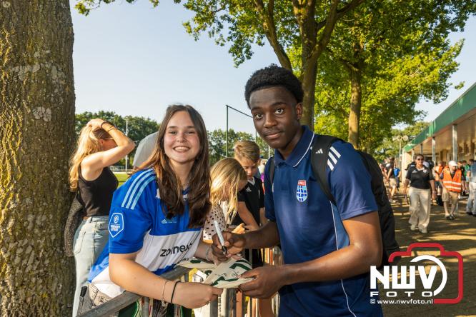 Jeugd de grote winnaar: handtekeningenregen na oefenduel PEC Zwolle – Al Jazira - &copy; NWVFoto.nl