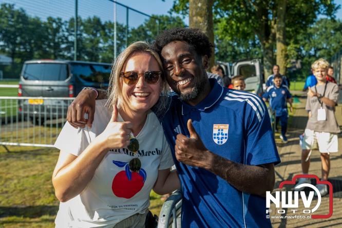Jeugd de grote winnaar: handtekeningenregen na oefenduel PEC Zwolle – Al Jazira - &copy; NWVFoto.nl