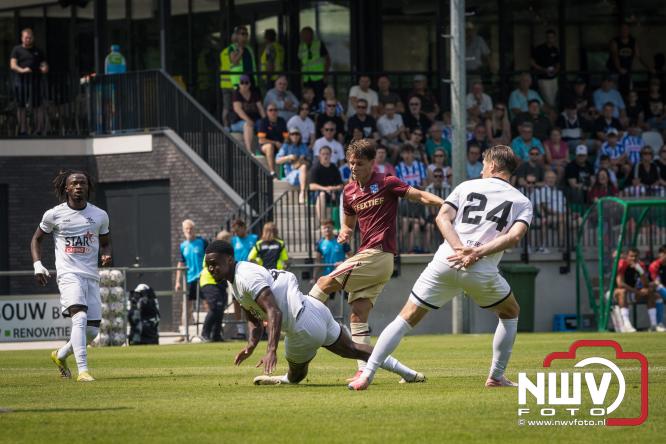 Zaterdag speelde sc Heerenveen een oefenwedstrijd op het sportpark Bovenmolen van Owios tegen OH Leuven. - &copy; NWVFoto.nl