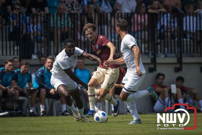 Zaterdag speelde sc Heerenveen een oefenwedstrijd op het sportpark Bovenmolen van Owios tegen OH Leuven. - &copy; NWVFoto.nl