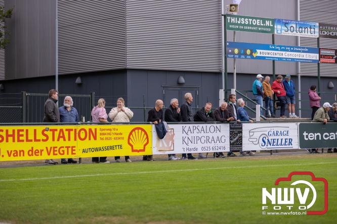 In de strijd om de Veluwe Cup moest OWIOS dinsdagavond zijn meerdere erkennen in SV ’t Harde. De wedstrijd eindigde in een nipte 0-1 nederlaag voor OWIOS. - &copy; NWVFoto.nl