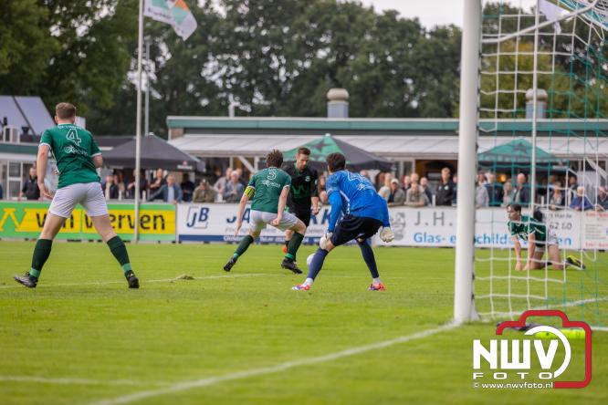 In de strijd om de Veluwe Cup moest OWIOS dinsdagavond zijn meerdere erkennen in SV ’t Harde. De wedstrijd eindigde in een nipte 0-1 nederlaag voor OWIOS. - &copy; NWVFoto.nl