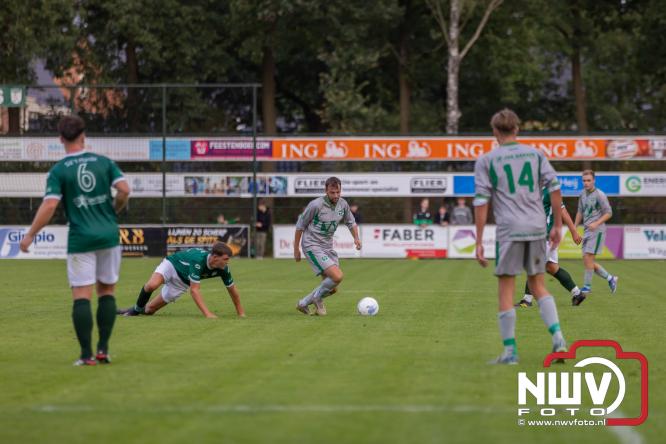 In de strijd om de Veluwe Cup moest OWIOS dinsdagavond zijn meerdere erkennen in SV ’t Harde. De wedstrijd eindigde in een nipte 0-1 nederlaag voor OWIOS. - &copy; NWVFoto.nl