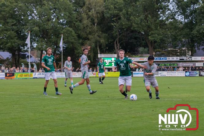 In de strijd om de Veluwe Cup moest OWIOS dinsdagavond zijn meerdere erkennen in SV ’t Harde. De wedstrijd eindigde in een nipte 0-1 nederlaag voor OWIOS. - &copy; NWVFoto.nl