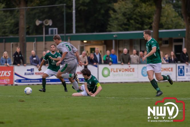 In de strijd om de Veluwe Cup moest OWIOS dinsdagavond zijn meerdere erkennen in SV ’t Harde. De wedstrijd eindigde in een nipte 0-1 nederlaag voor OWIOS. - &copy; NWVFoto.nl