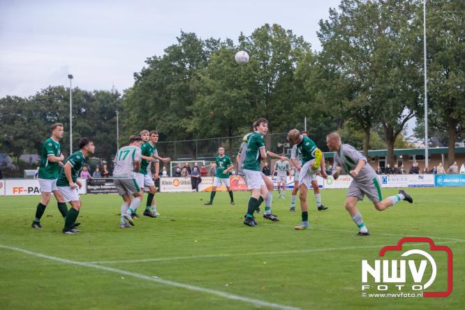 In de strijd om de Veluwe Cup moest OWIOS dinsdagavond zijn meerdere erkennen in SV ’t Harde. De wedstrijd eindigde in een nipte 0-1 nederlaag voor OWIOS. - &copy; NWVFoto.nl