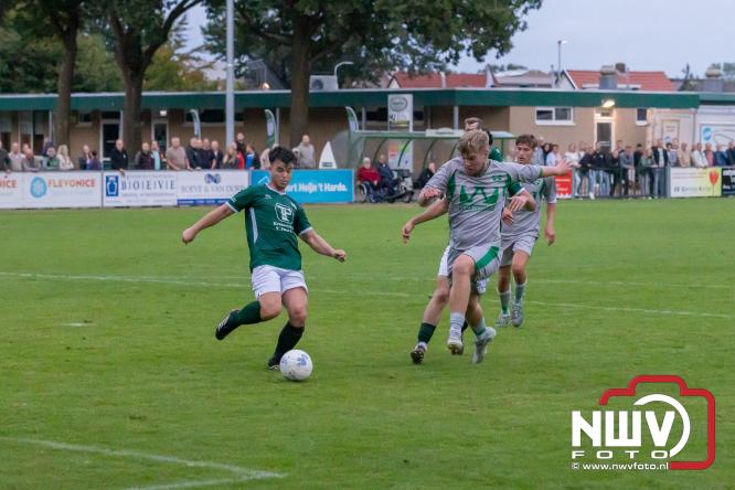 In de strijd om de Veluwe Cup moest OWIOS dinsdagavond zijn meerdere erkennen in SV ’t Harde. De wedstrijd eindigde in een nipte 0-1 nederlaag voor OWIOS. - &copy; NWVFoto.nl