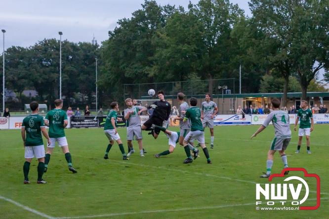 In de strijd om de Veluwe Cup moest OWIOS dinsdagavond zijn meerdere erkennen in SV ’t Harde. De wedstrijd eindigde in een nipte 0-1 nederlaag voor OWIOS. - &copy; NWVFoto.nl
