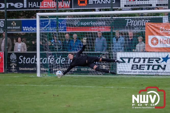 In de strijd om de Veluwe Cup moest OWIOS dinsdagavond zijn meerdere erkennen in SV ’t Harde. De wedstrijd eindigde in een nipte 0-1 nederlaag voor OWIOS. - &copy; NWVFoto.nl