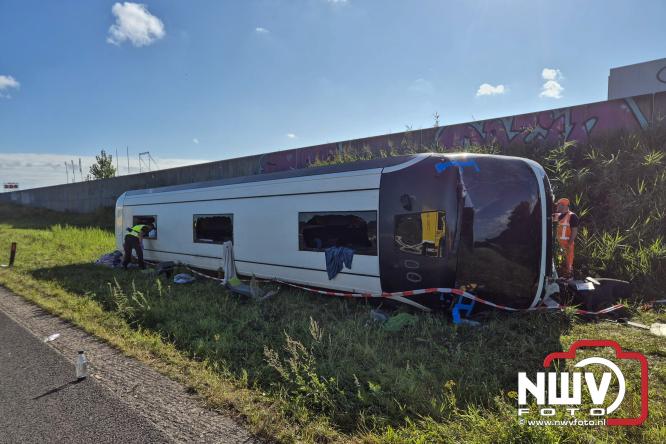 Berging touringcar en bedrijfsbus na ongeval met grote hulpverlening A28 Wezep. - &copy; NWVFoto.nl