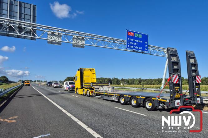 Berging touringcar en bedrijfsbus na ongeval met grote hulpverlening A28 Wezep. - &copy; NWVFoto.nl
