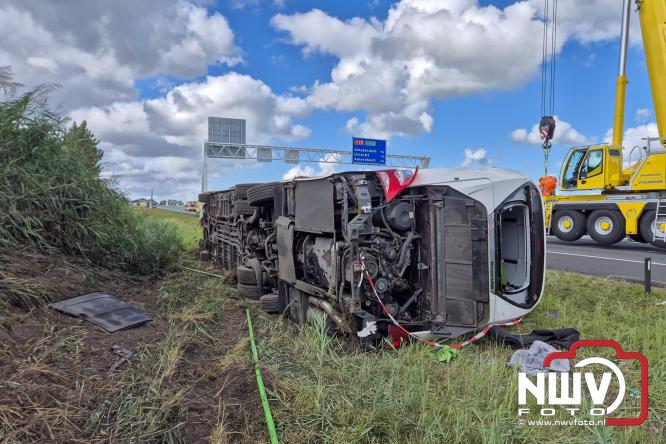 Berging touringcar en bedrijfsbus na ongeval met grote hulpverlening A28 Wezep. - &copy; NWVFoto.nl