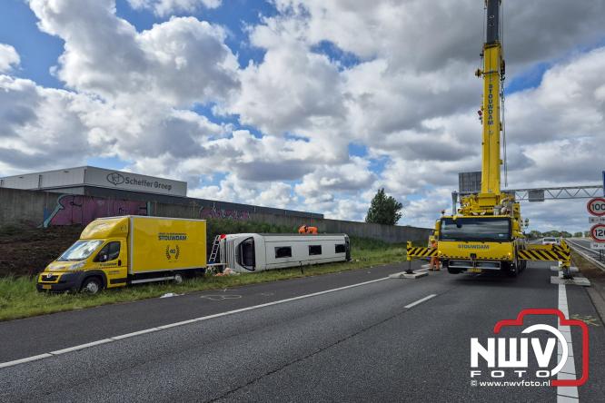 Berging touringcar en bedrijfsbus na ongeval met grote hulpverlening A28 Wezep. - &copy; NWVFoto.nl