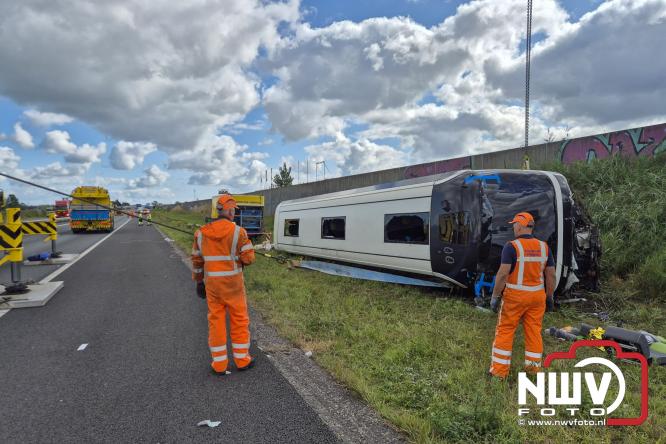 Berging touringcar en bedrijfsbus na ongeval met grote hulpverlening A28 Wezep. - &copy; NWVFoto.nl