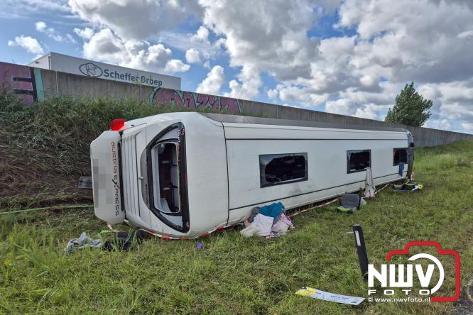 Berging touringcar en bedrijfsbus na ongeval met grote hulpverlening A28 Wezep. - &copy; NWVFoto.nl