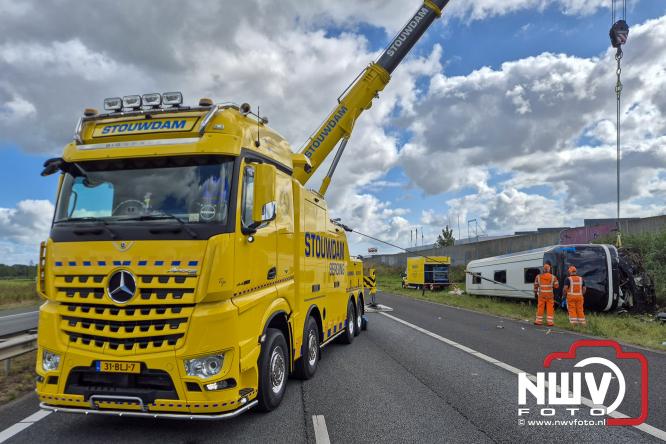 Berging touringcar en bedrijfsbus na ongeval met grote hulpverlening A28 Wezep. - &copy; NWVFoto.nl