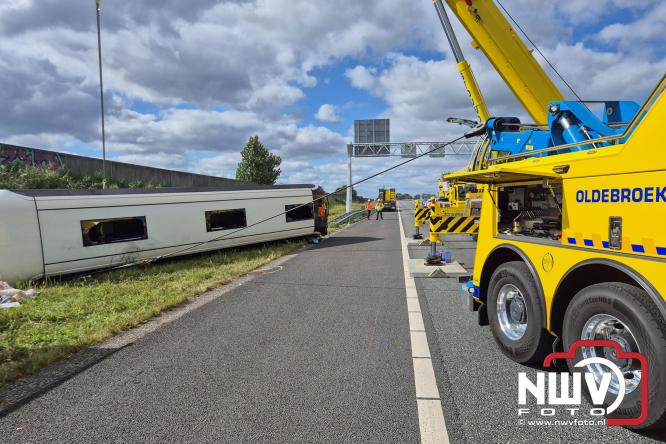 Berging touringcar en bedrijfsbus na ongeval met grote hulpverlening A28 Wezep. - &copy; NWVFoto.nl
