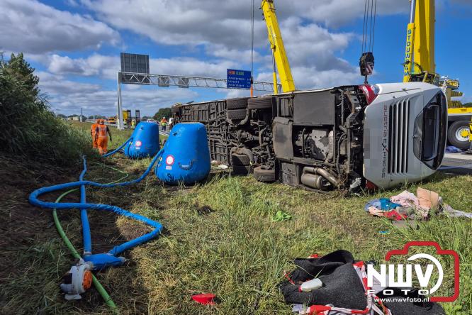 Berging touringcar en bedrijfsbus na ongeval met grote hulpverlening A28 Wezep. - &copy; NWVFoto.nl
