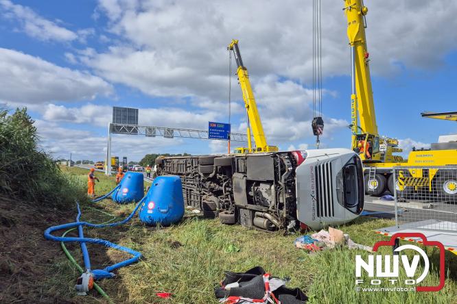 Berging touringcar en bedrijfsbus na ongeval met grote hulpverlening A28 Wezep. - &copy; NWVFoto.nl