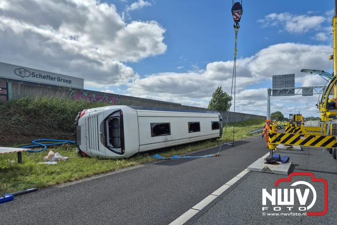 Berging touringcar en bedrijfsbus na ongeval met grote hulpverlening A28 Wezep. - &copy; NWVFoto.nl