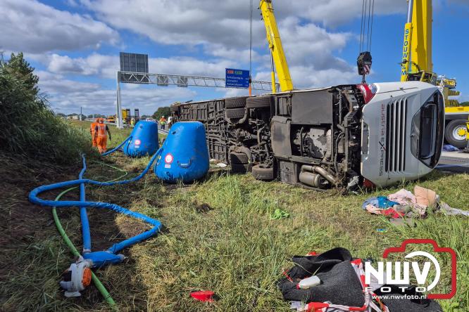 Berging touringcar en bedrijfsbus na ongeval met grote hulpverlening A28 Wezep. - &copy; NWVFoto.nl