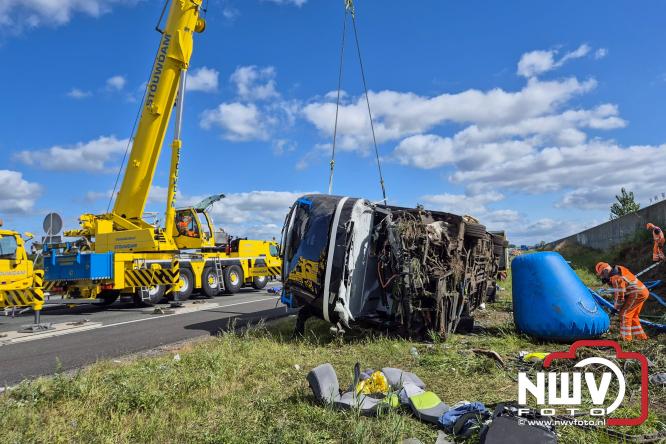 Berging touringcar en bedrijfsbus na ongeval met grote hulpverlening A28 Wezep. - &copy; NWVFoto.nl