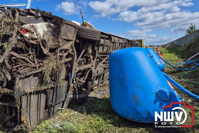 Berging touringcar en bedrijfsbus na ongeval met grote hulpverlening A28 Wezep. - &copy; NWVFoto.nl