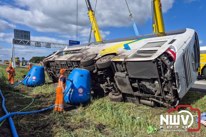 Berging touringcar en bedrijfsbus na ongeval met grote hulpverlening A28 Wezep. - &copy; NWVFoto.nl