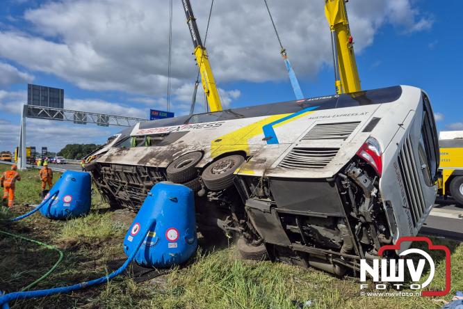 Berging touringcar en bedrijfsbus na ongeval met grote hulpverlening A28 Wezep. - &copy; NWVFoto.nl