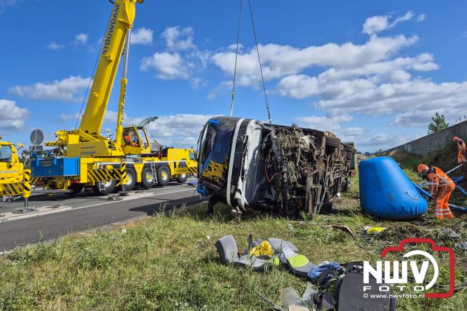 Berging touringcar en bedrijfsbus na ongeval met grote hulpverlening A28 Wezep. - &copy; NWVFoto.nl
