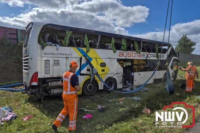Berging touringcar en bedrijfsbus na ongeval met grote hulpverlening A28 Wezep. - &copy; NWVFoto.nl
