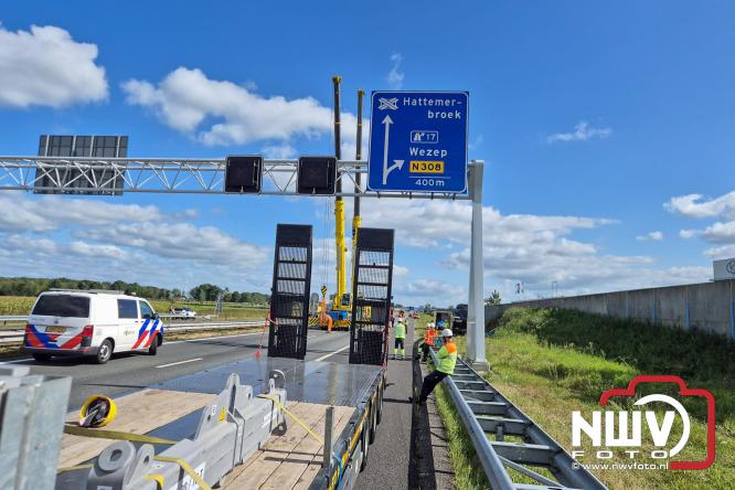 Berging touringcar en bedrijfsbus na ongeval met grote hulpverlening A28 Wezep. - &copy; NWVFoto.nl
