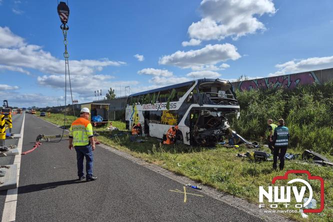 Berging touringcar en bedrijfsbus na ongeval met grote hulpverlening A28 Wezep. - &copy; NWVFoto.nl