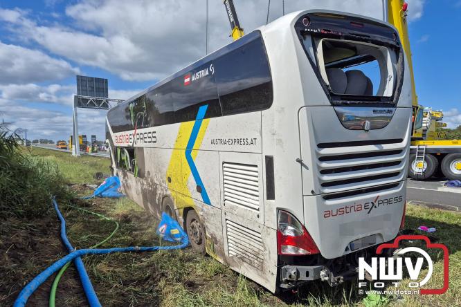Berging touringcar en bedrijfsbus na ongeval met grote hulpverlening A28 Wezep. - &copy; NWVFoto.nl