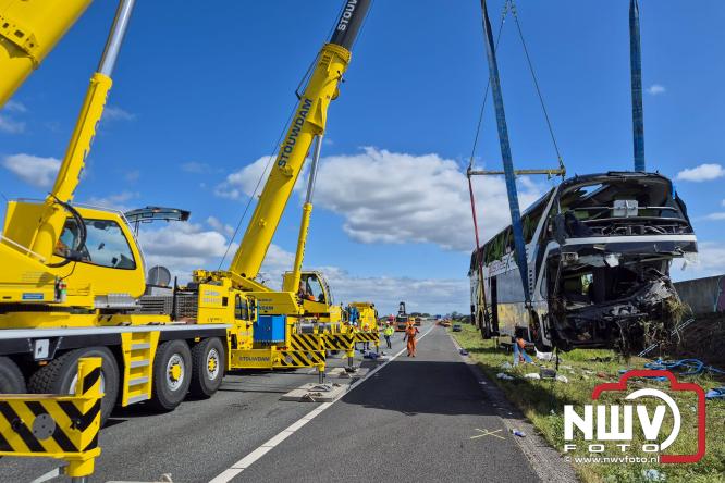 Berging touringcar en bedrijfsbus na ongeval met grote hulpverlening A28 Wezep. - &copy; NWVFoto.nl