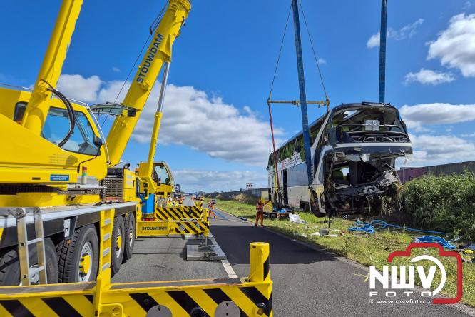 Berging touringcar en bedrijfsbus na ongeval met grote hulpverlening A28 Wezep. - &copy; NWVFoto.nl