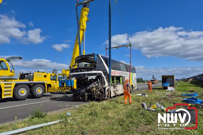Berging touringcar en bedrijfsbus na ongeval met grote hulpverlening A28 Wezep. - &copy; NWVFoto.nl