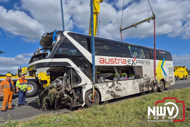 Berging touringcar en bedrijfsbus na ongeval met grote hulpverlening A28 Wezep. - &copy; NWVFoto.nl