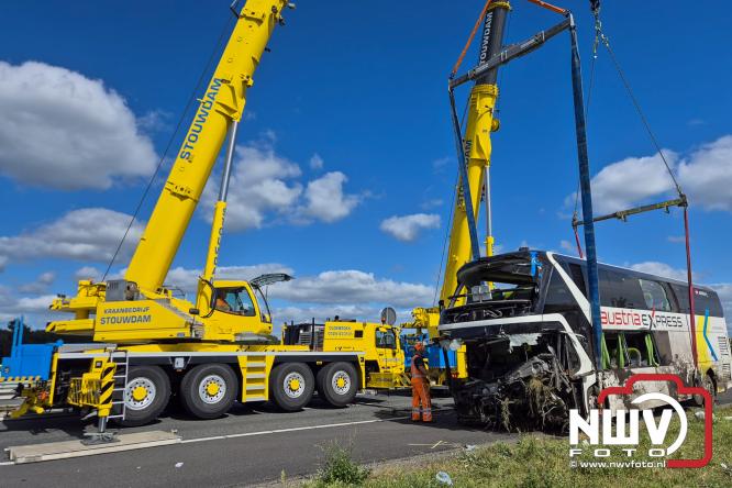 Berging touringcar en bedrijfsbus na ongeval met grote hulpverlening A28 Wezep. - &copy; NWVFoto.nl
