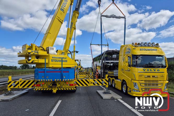 Berging touringcar en bedrijfsbus na ongeval met grote hulpverlening A28 Wezep. - &copy; NWVFoto.nl