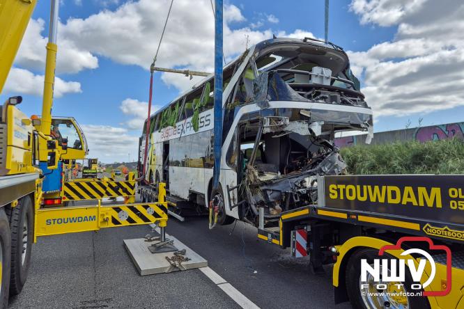 Berging touringcar en bedrijfsbus na ongeval met grote hulpverlening A28 Wezep. - &copy; NWVFoto.nl