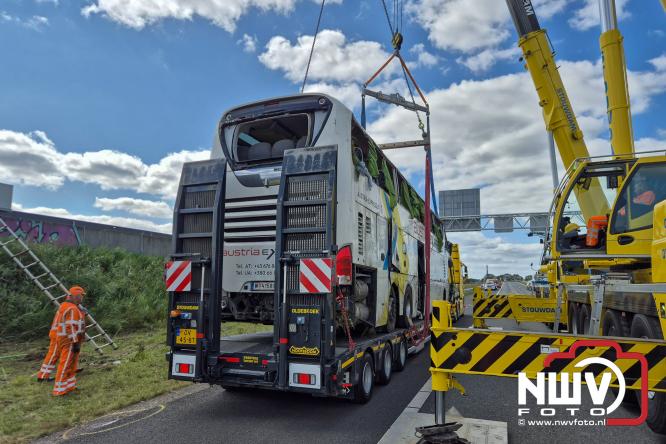 Berging touringcar en bedrijfsbus na ongeval met grote hulpverlening A28 Wezep. - &copy; NWVFoto.nl