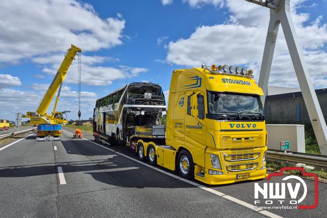 Berging touringcar en bedrijfsbus na ongeval met grote hulpverlening A28 Wezep. - &copy; NWVFoto.nl
