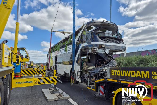 Berging touringcar en bedrijfsbus na ongeval met grote hulpverlening A28 Wezep. - &copy; NWVFoto.nl