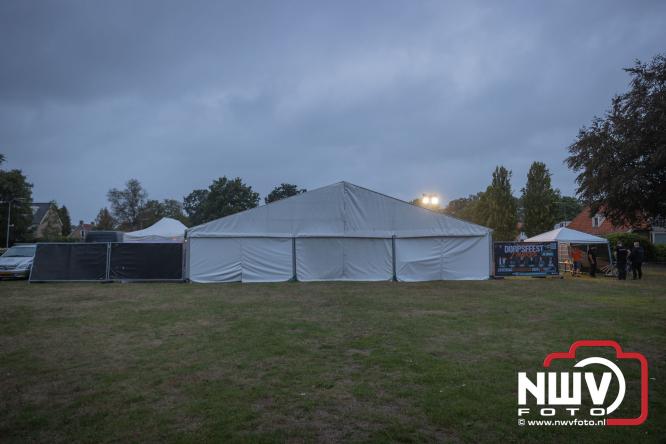 Ondanks de regen volop gezelligheid in de feesttent aan de Singel op ’t Harde. - &copy; NWVFoto.nl