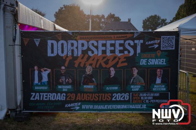 Ondanks de regen volop gezelligheid in de feesttent aan de Singel op ’t Harde. - &copy; NWVFoto.nl