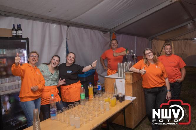 Ondanks de regen volop gezelligheid in de feesttent aan de Singel op ’t Harde. - &copy; NWVFoto.nl