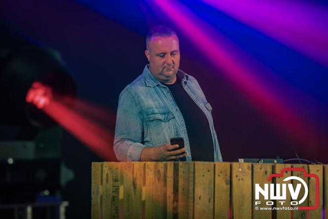 Ondanks de regen volop gezelligheid in de feesttent aan de Singel op ’t Harde. - &copy; NWVFoto.nl
